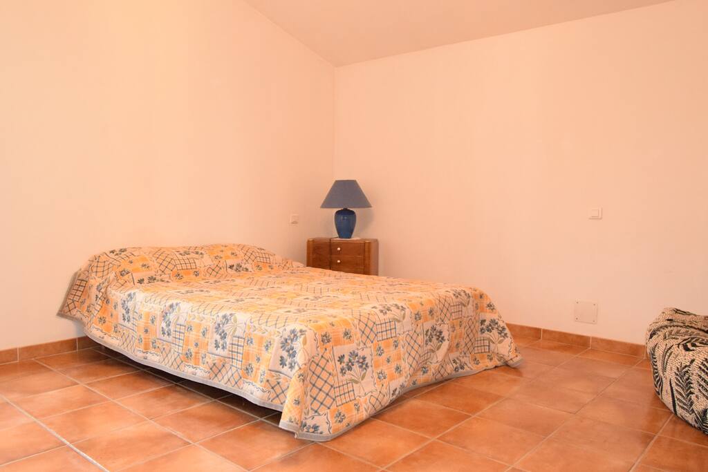 chambre 1 angle 2