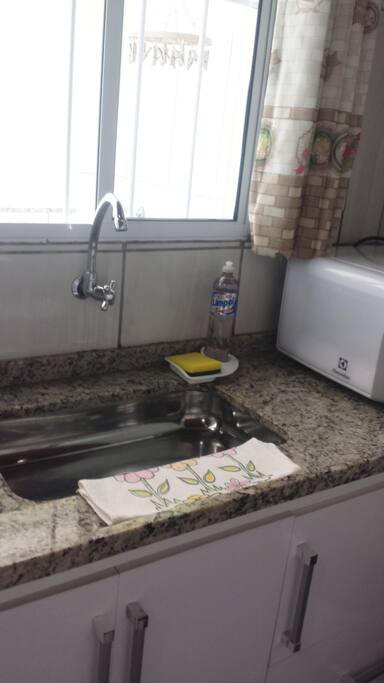 Pia com detergente, esponja nova e paninho de pia