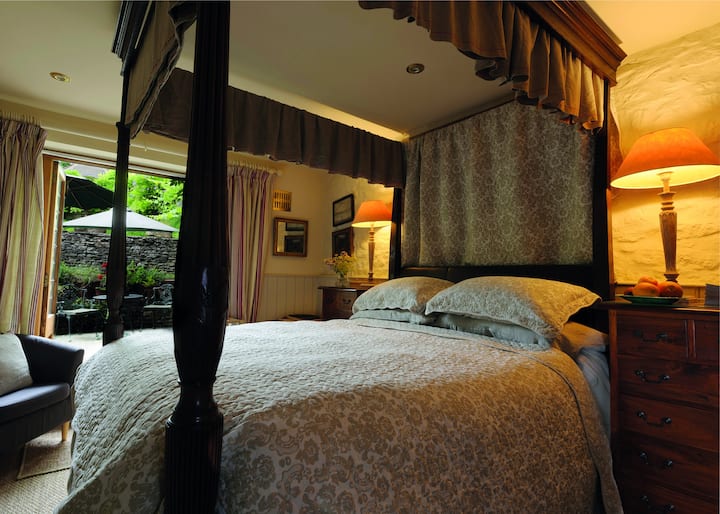 Garden Four Poster Room
The ground floor bedroom has a private courtyard garden with table & chairs. Tea, coffee & refreshments are supplied plus a  fridge with fresh milk. A private shower room comes with luxurious toiletries. TV & wifi.