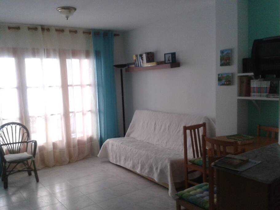Comedor con sofá cama y mucha luz