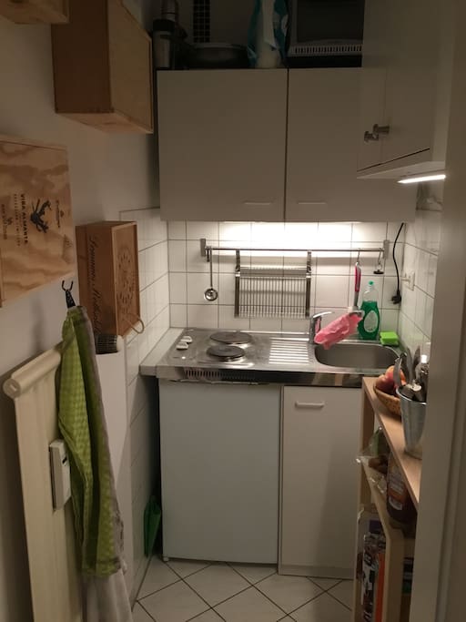 Kitchen with two stove plates, refridgerator and freezer