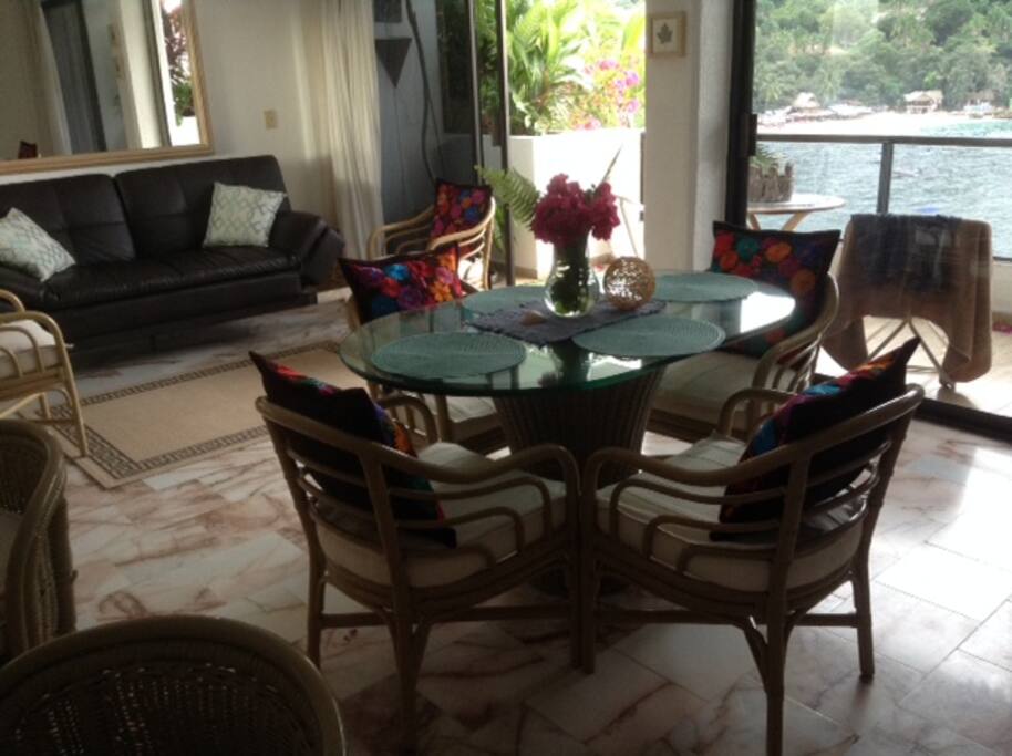 Comfortable spacious dining/livingroom area