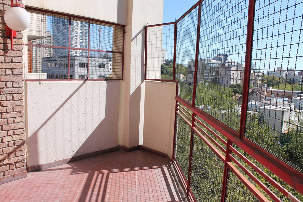 Balcón-terraza con reja superior