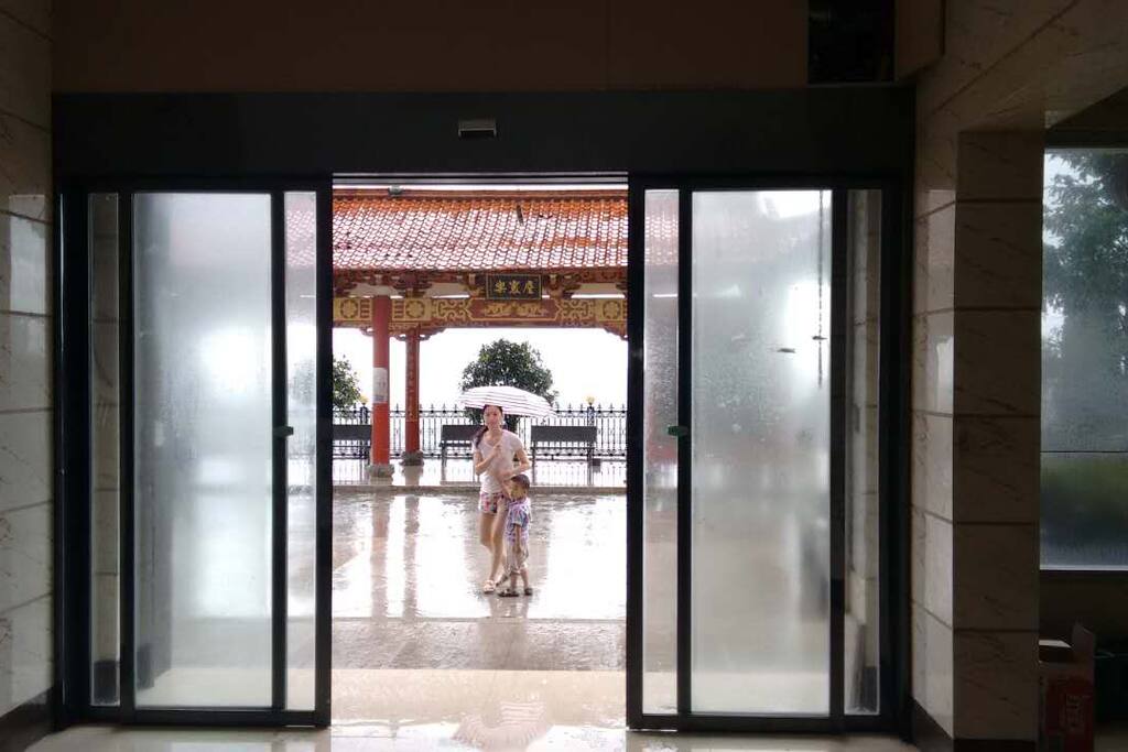 小區第一道門禁(哈哈,報告,捉住母子模特一對!) entrance guard