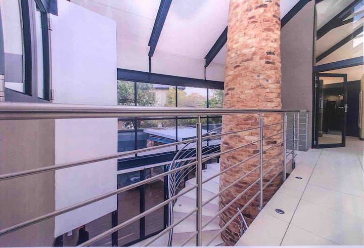 Stylish Celeb Style Huge Secure House 3 Beds/baths - Johannesburg