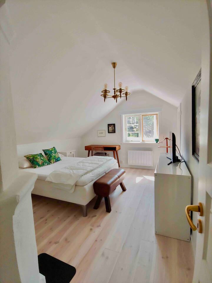 Master bedroom with Queen size-säng och utsikt över sjön