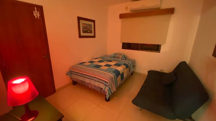 Cuarto con cama 2 plazas y un sofá cama