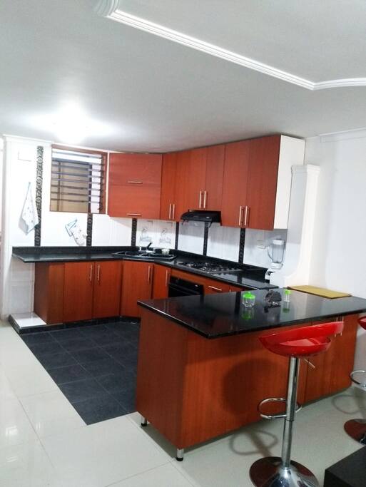 Cocina integral, totalmente equipada con comedor auxiliar