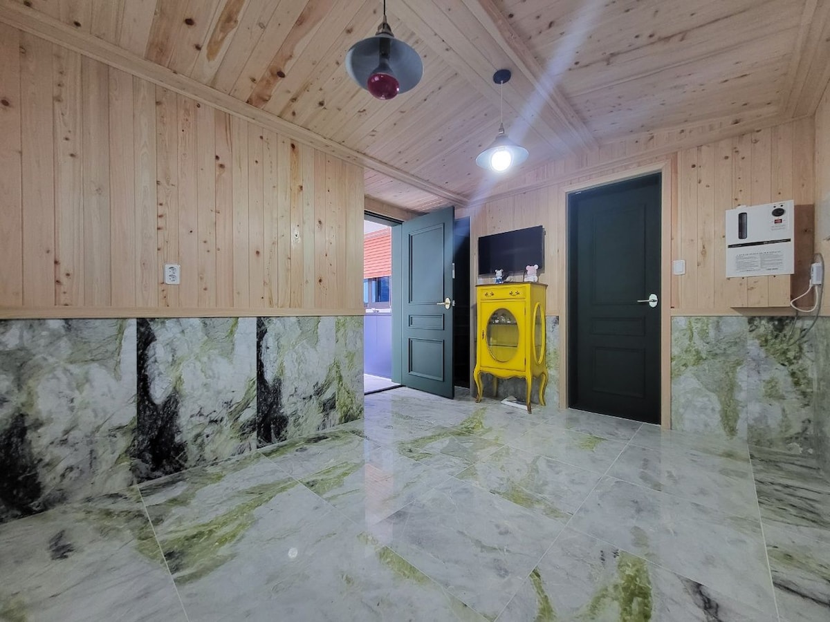 翡翠和雪松的蒸汽房