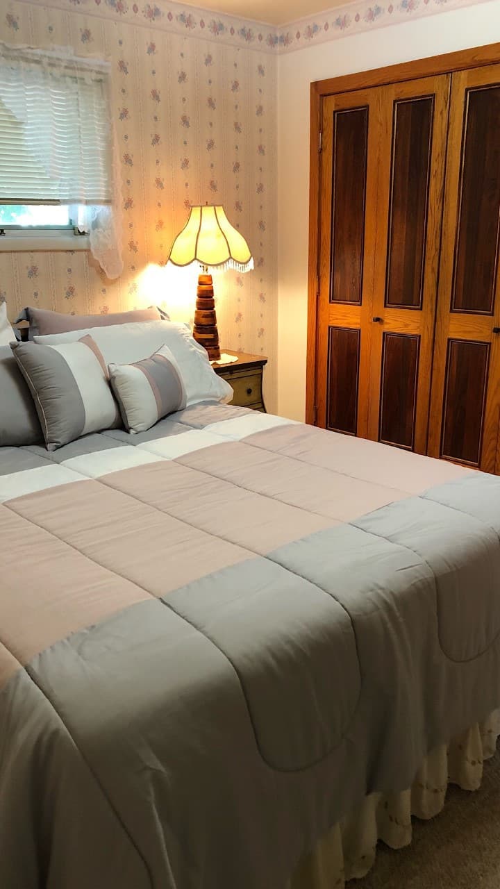 Bedroom with queen size bed