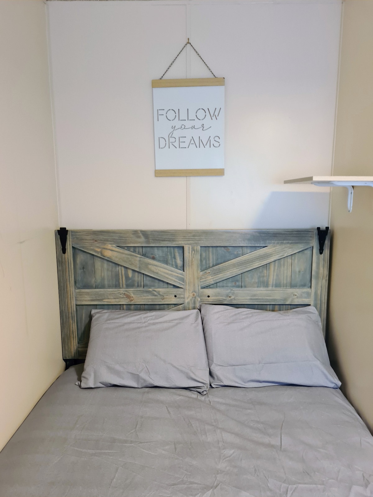 سرير بمقاس كبير لغرفة النوم الرئيسية.