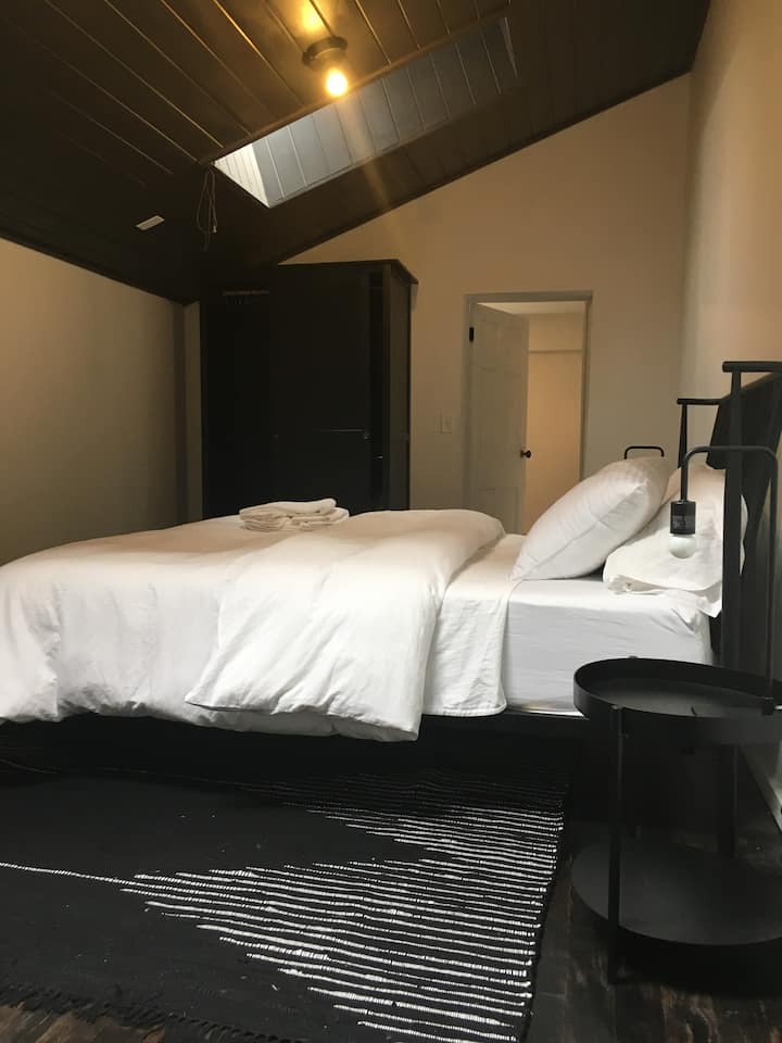 Chambre queen au 1er étage avec lucarne.