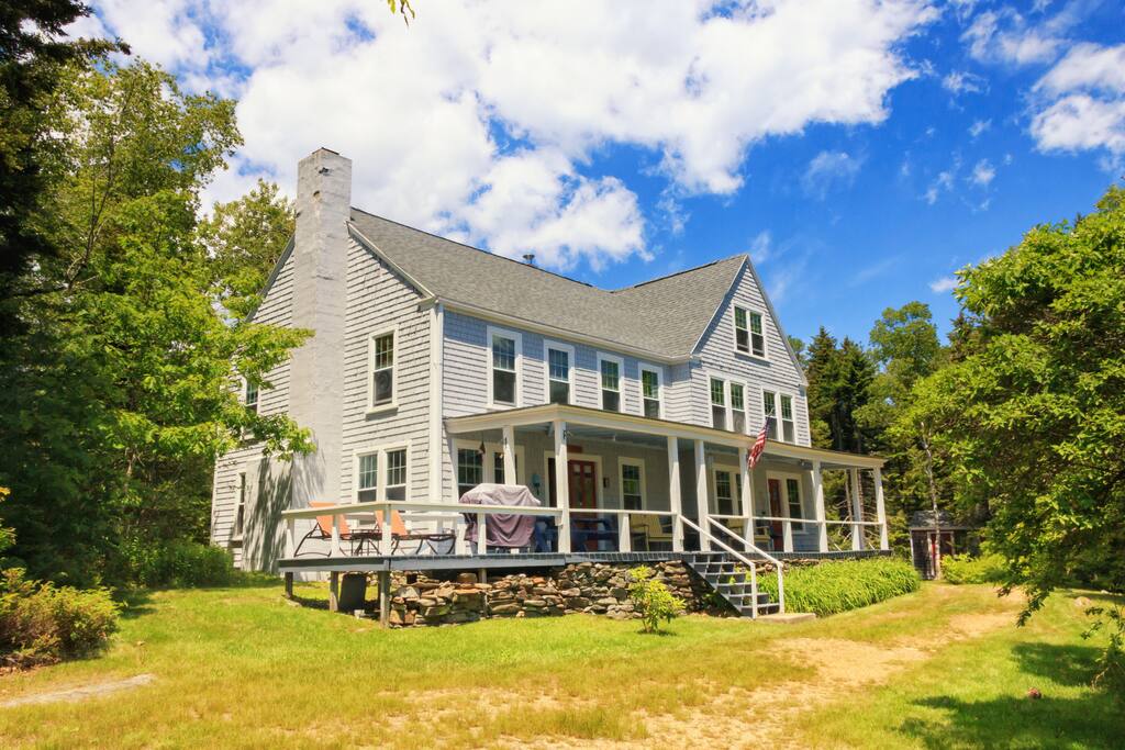 Another shot of the house and the wonderful front porch!