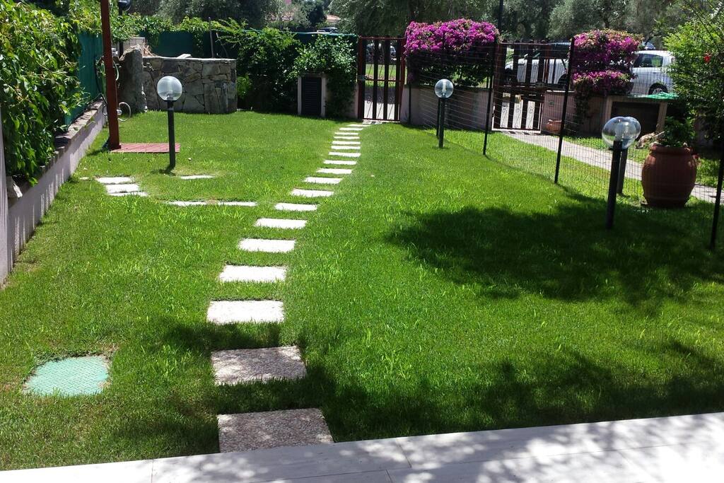 Giardino anteriore visto dalla veranda - Front garden view from veranda