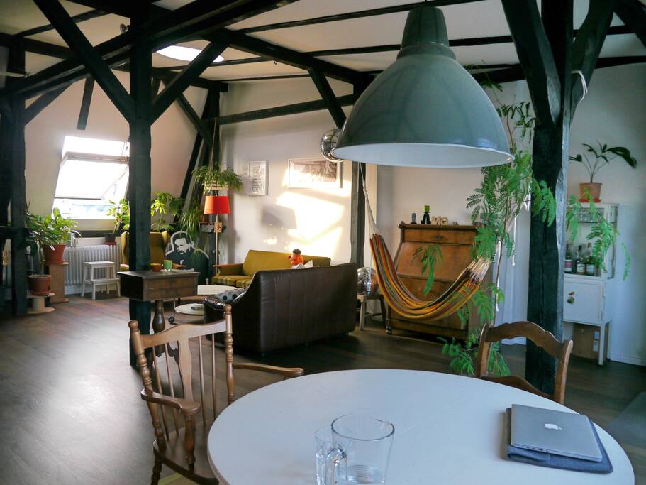 Wohnzimmer. Blick aus der Küche. Esstisch für 4.