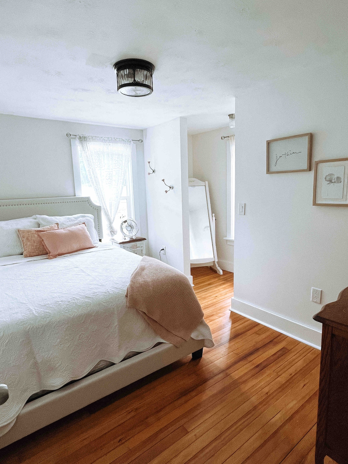 Спална соба бр. 3 со удобен брачен кревет (широк 150-179 см)