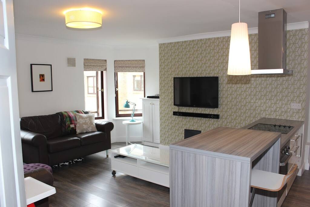 Breakfast bar/living room