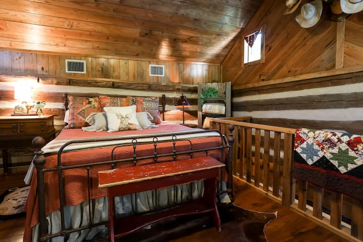 Un lit king size incroyable se trouve à l'étage