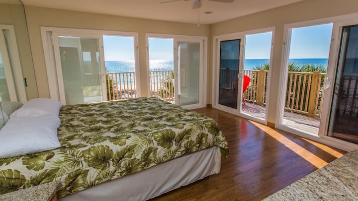 ห้องนอนใหญ่มีประตูทั้งสองด้าน End Villa
ตื่นขึ้นมาพบกับการโต้คลื่น 