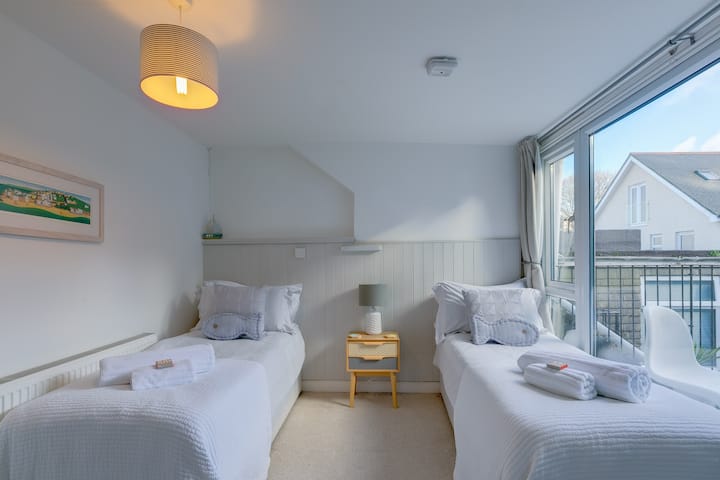 Dhomë gjumi binjake, e cila mund të përbëhet si Mbretëreshë