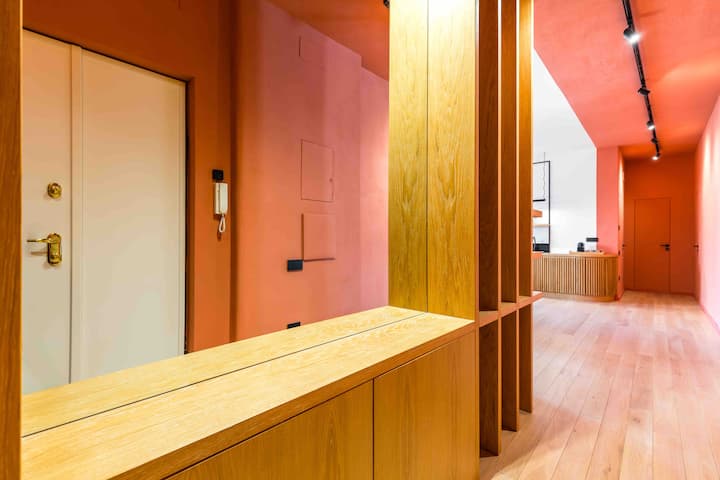 Entrada: detalle del espejo

Un espejo ámbar, realzado por un marco de roble a medida, interactúa con la pared de tonos profundos y confiere a la entrada un ambiente de elegante armonía y carácter. ✨