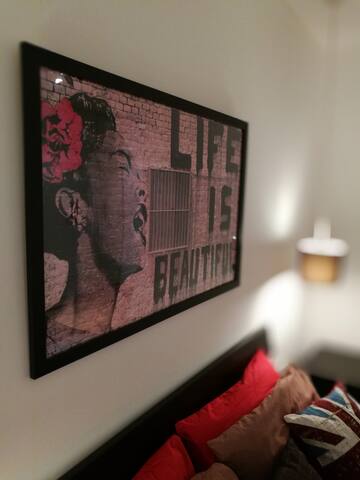 Bright & airy DoubleBed with EnSuite in Zone 2! gallery image 4