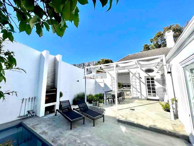 Classy and relaxing home in Tamboerskloof gallery image 5