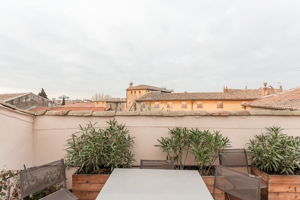 terrasse avec 2 tables de repas et chaises pour 9 personnes