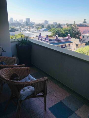 Large Kloof street apartment with parking&wifi gallery image 5