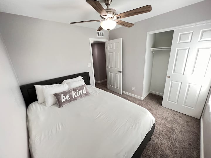 带标准双人床的卧室