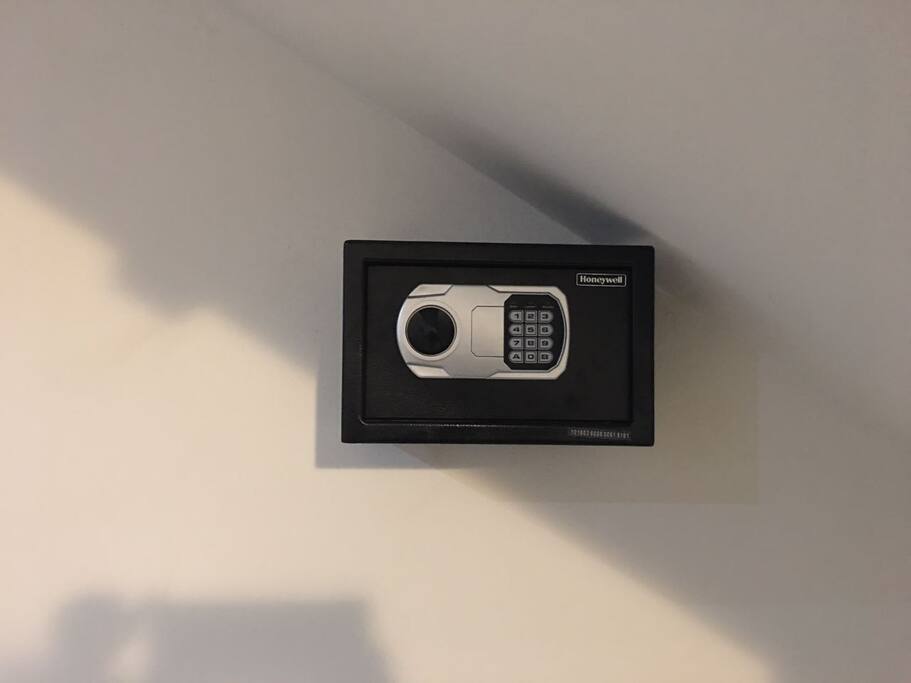 Safe for valuables / cuenta con caja de seguridad