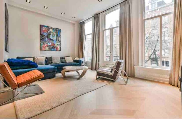 Designer 3-bedroom townhouse next to Vondelpark gallery image 2