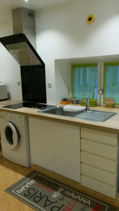 La cuisine est entièrement équipée