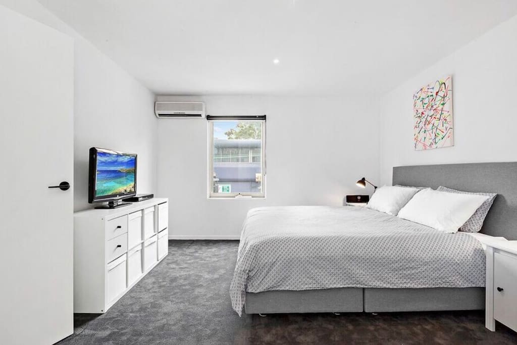 Masterbed bedroom with ensuite, king size bed, BIR's reserve cycle heating & cooling. Cromecast and dvd player available
