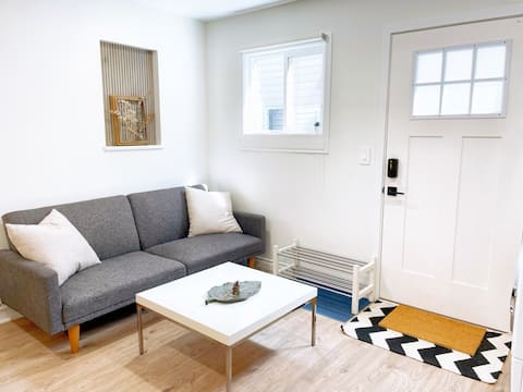 Top performing Airbnb: Cozy Private Suite w/ Kitchen Laundry in Broadmoor