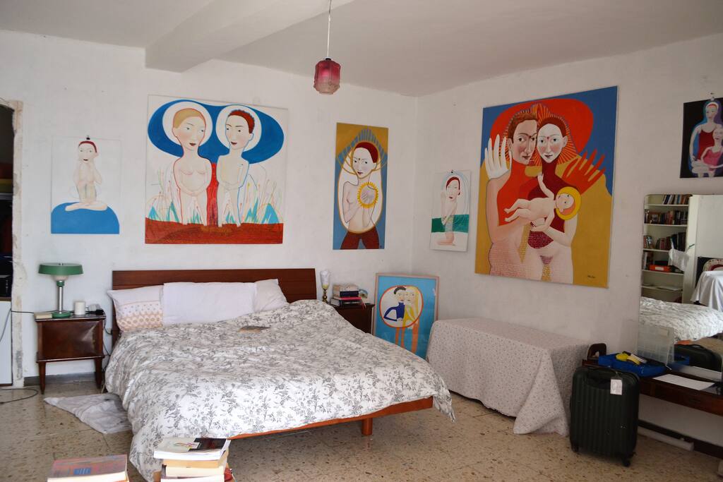 THE MASTER BEDROOM/ LA STANZA PRINCIPALE: full of art, very tranquil - you can hear the waterfall nearby and the birds in the gardens below... Piena con art, tranquillissima, e si può sentire la cascata a fianco la casa, e tanti uccelli nei giardini sotto.
