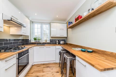 Comfortable Putney/Wandsworth flat with Parking