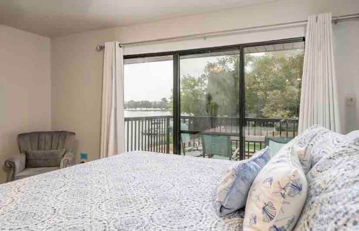 Მთავარი აპარტამენტი მოსრიალე კარებით, რომლებიც ღიაა პატიოს აივანზე. Და რა ხედია! Მიმდებარე აბაზანა-ტუალეტიც. 