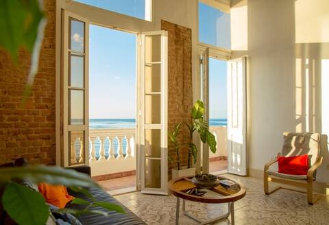 Oceanfront Havana
(Up to 18 people Wi-Fi)