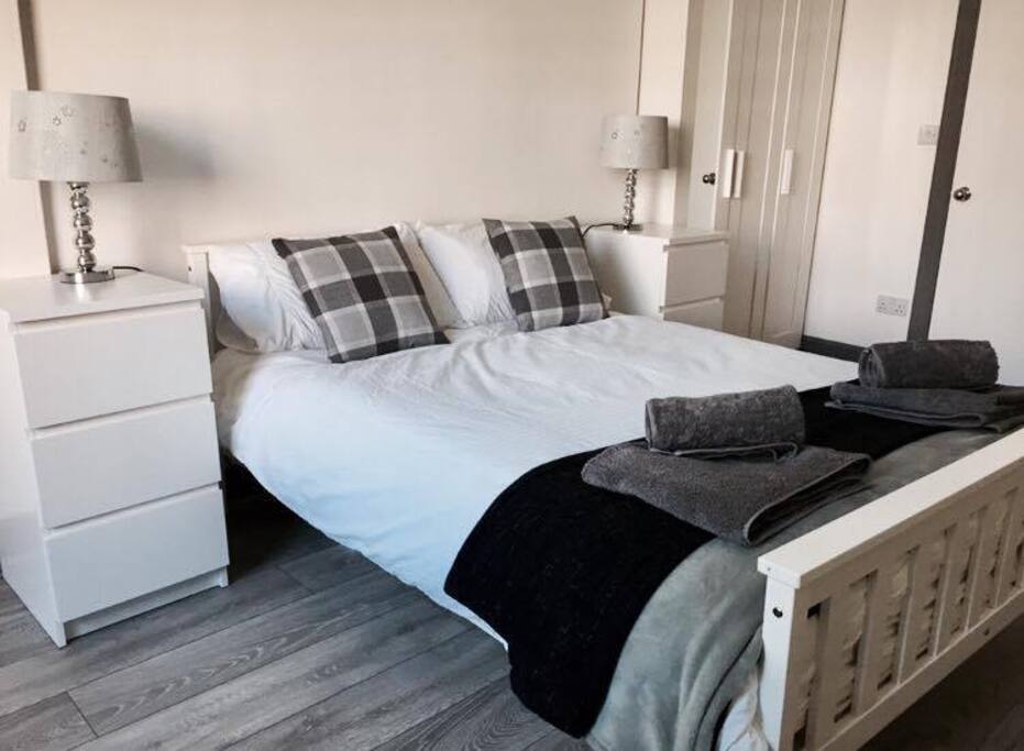 Large and Bright - Bedroom 1