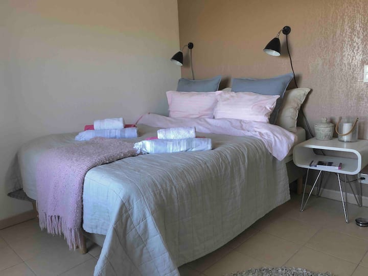 Cama doble, armario, aire acondicionado, cortinas/persianas opacas, ropa de cama, plancha y tabla de planchar.