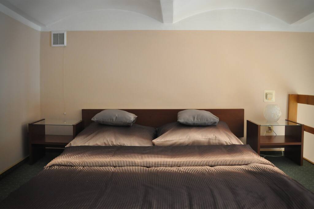 Double bed 190x160cm on entresol