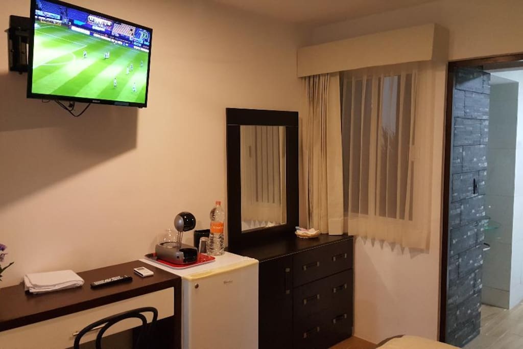 TV and dresser drawer/Television y cajón de la cómoda