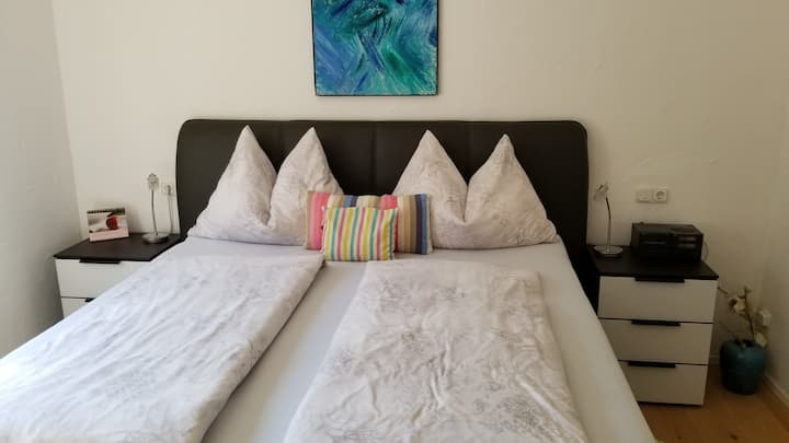 Chumba cha 1 cha kulala kwenye ghorofa ya chini chenye ufikiaji wa moja kwa moja wa bafu.