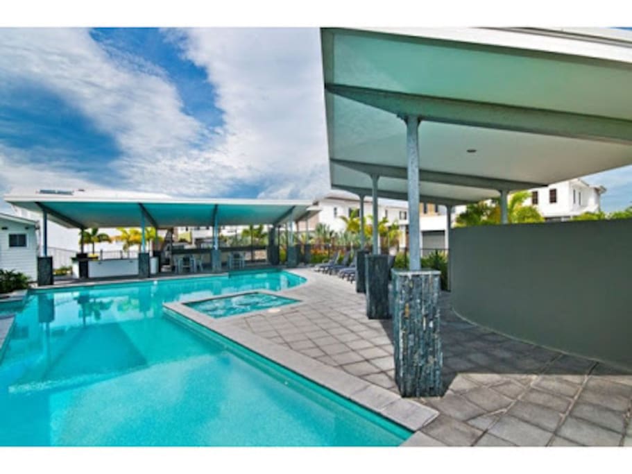 Stunning swimming pool, BBQ area and Spa