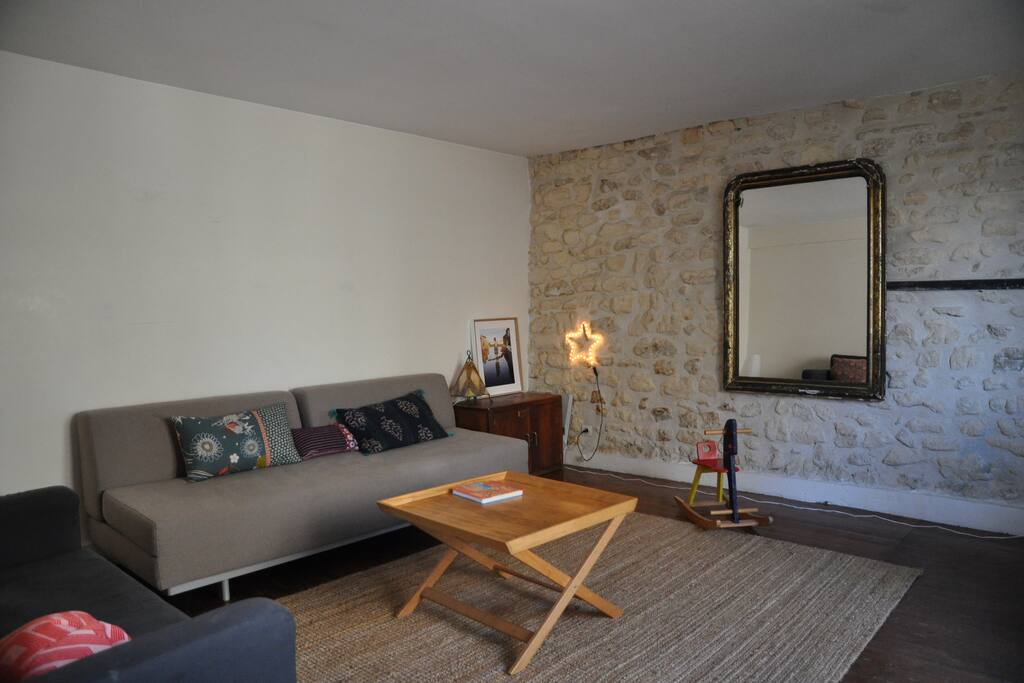 le salon ample espace de lieu comun avec deux canapés lits, une table, la tv