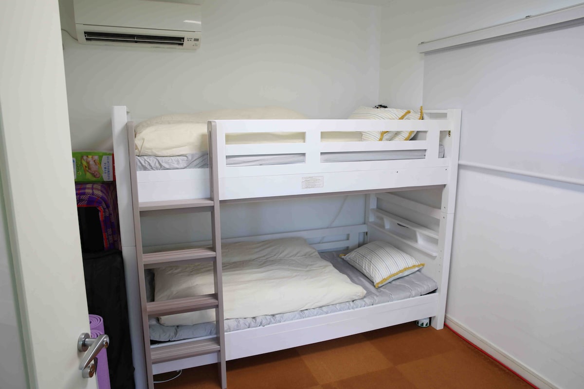 Еден кревет на спрат (и еден дополнителен единечен кревет) во втората спална соба.    Западната спална соба (7 татами душеци) до главната спална соба е кревет на спрат (и единечен кревет).