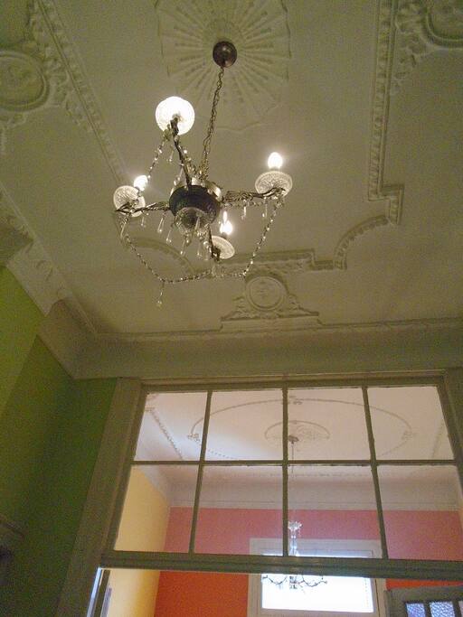 Γύψινες διακοσμήσεις στα ταβάνια - Plaster decorations on ceilings