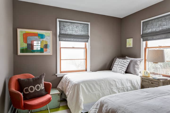 غرفة نوم مزدوجة مع الفن الحديث والأثاث العتيق