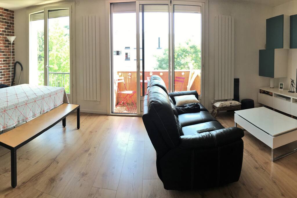 Salon lumineux exposé est avec balcon, idéal pour le petit déjeuner !
